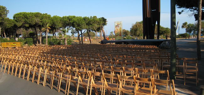 Cadires i escenari per a la cantada d'havaneres installats a l'avinguda del mar de Gav Mar (Any 2007)